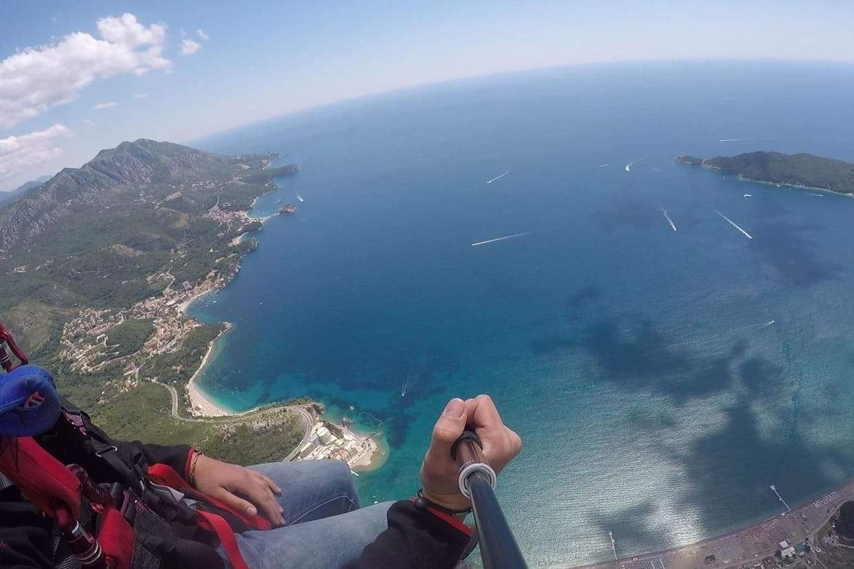 Parasailing in Budva is het kortere zeemodel aan een lier voor wie geen volledige tandemparaglidingdag wil. hero visual